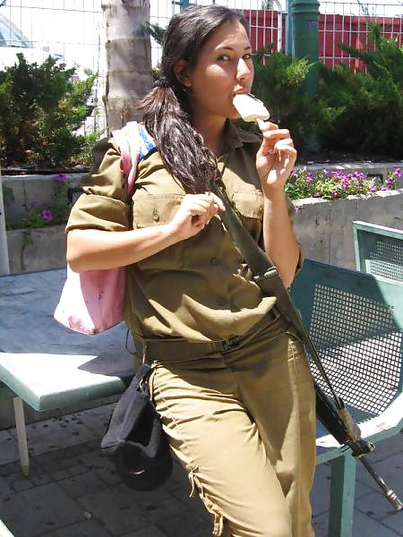 25P Israeli Defense Women ( largely Non Nude )