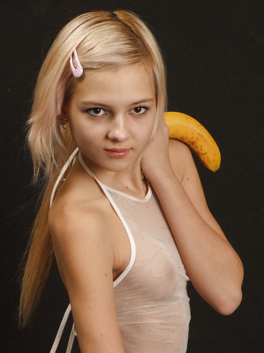 25P Going bananas in pantyhose.