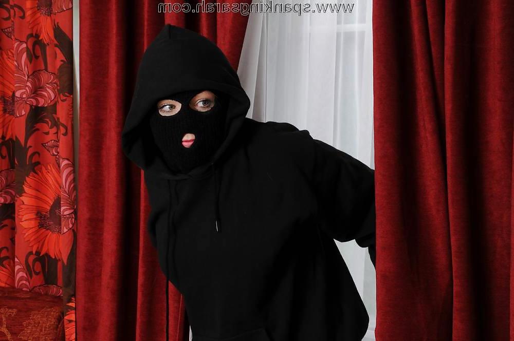 20P This burglar gets a painful suprise!