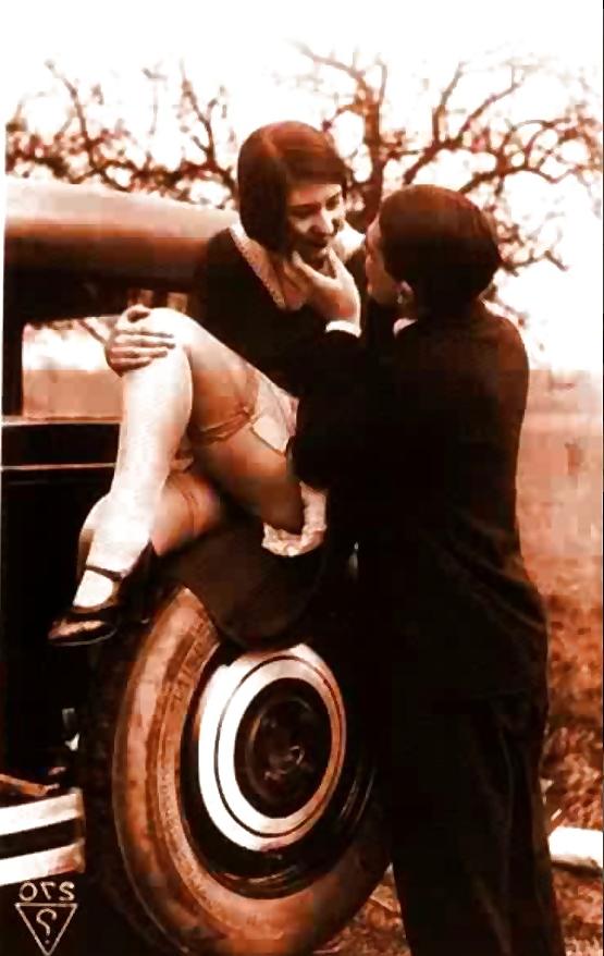 16P Vintage lady's & Cars-num-001