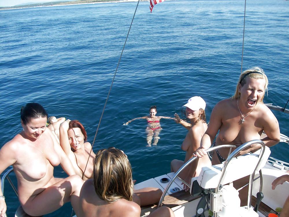 25P Groups Of Naked People - Vol. 7