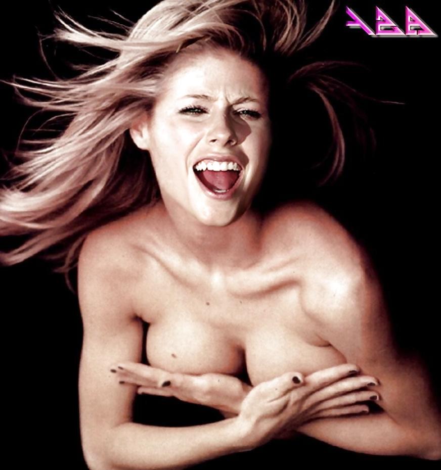 25P Avril Lavigne showing off her tits Part 2