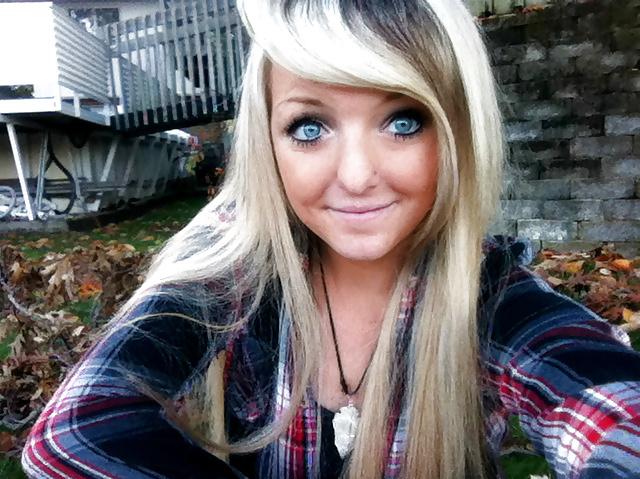 20P Cute teen Sydney strips for her boyfriend