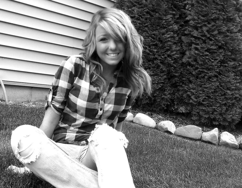 20P Cute teen Sydney strips for her boyfriend
