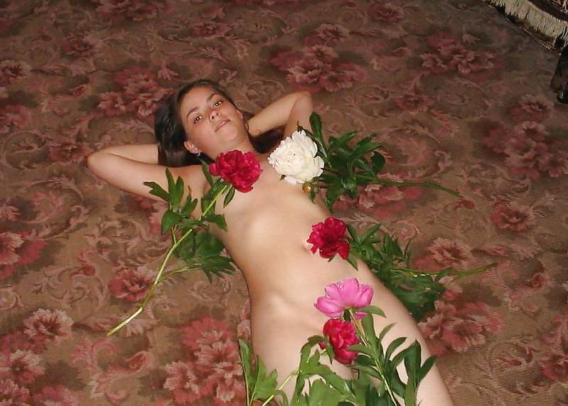 11P Sweet teen posing outdoor and indoor
