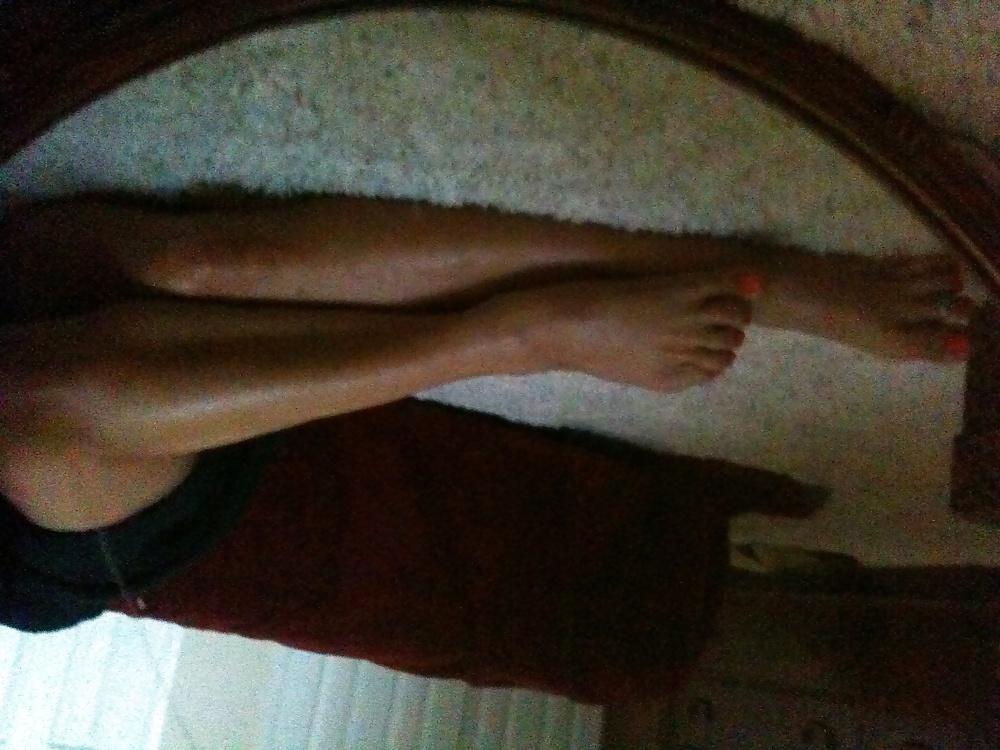 4P Tanned summer legs and feet