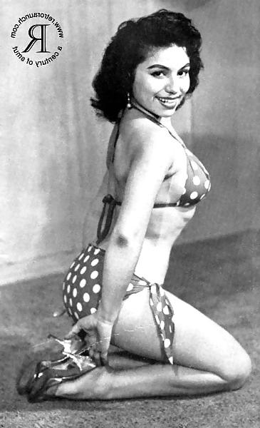 25P More Vintage single pin-ups.