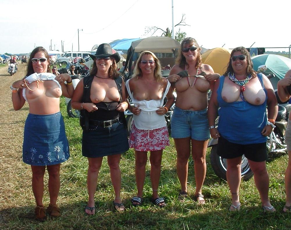 25P Groups Of Naked Women - Vol. 1