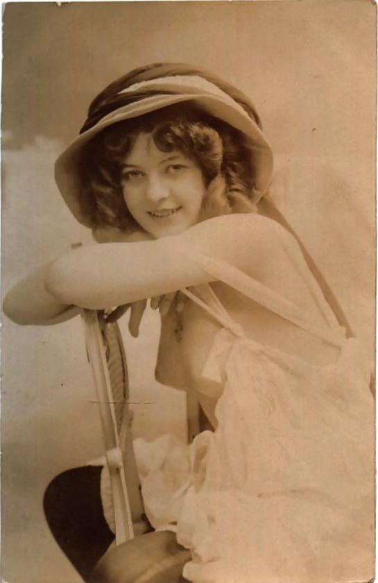 16P Vintage lady's &  Hats-num-001
