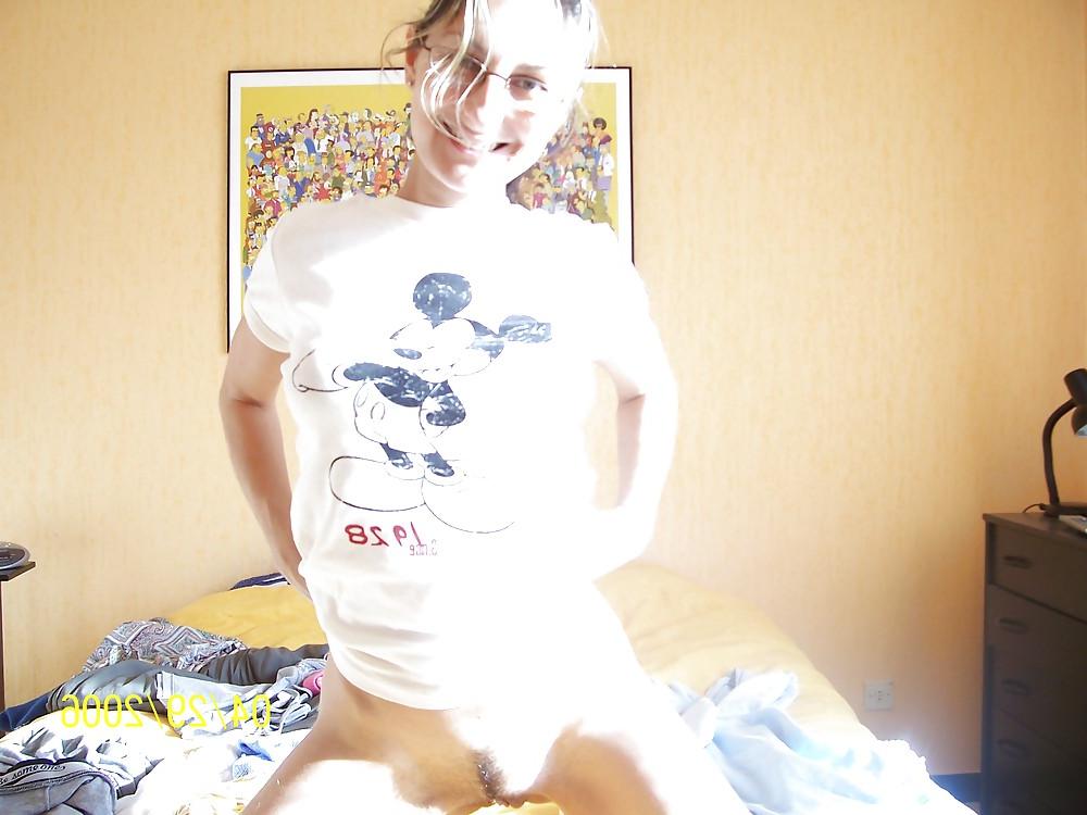25P Blonde posing nude