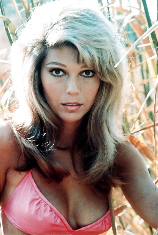 25P Nancy Sinatra