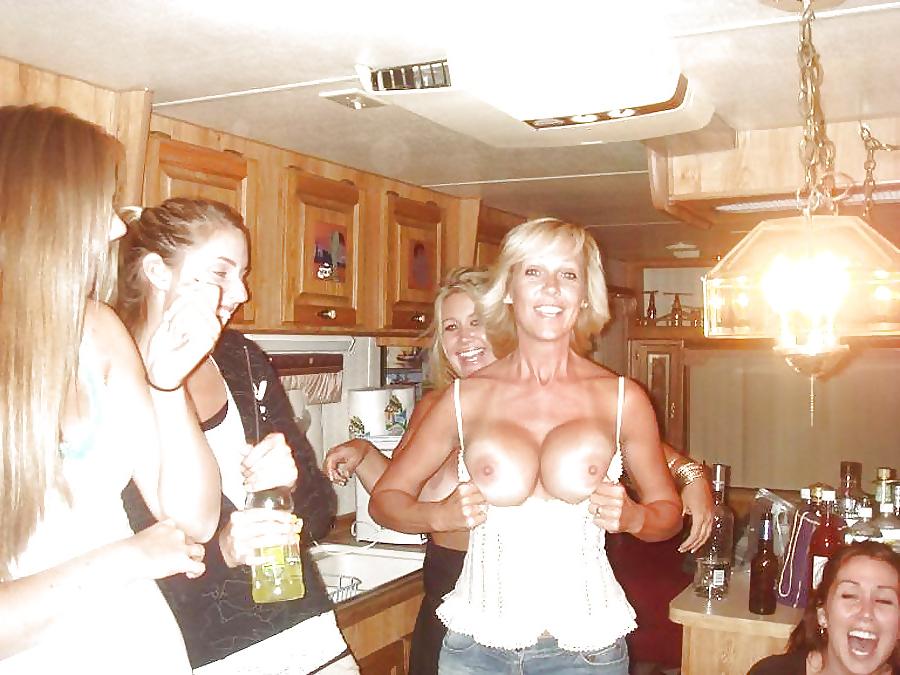 25P Naked Moms Posing with their Teen Girls