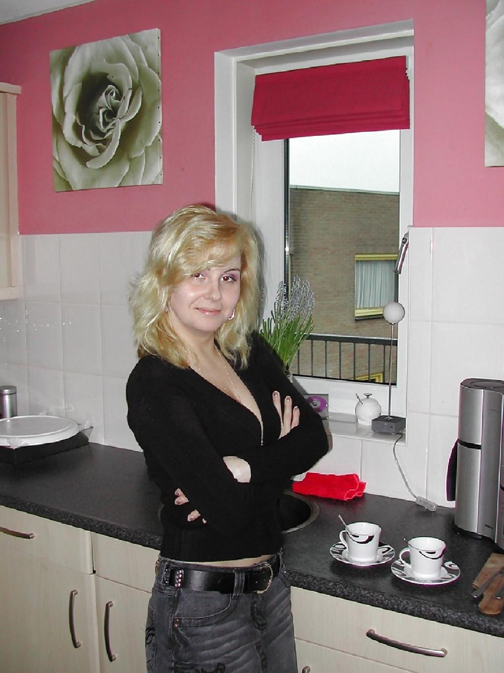 25P Beautiful blonde mom posing for photos