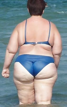25P Mature women in bikinis 