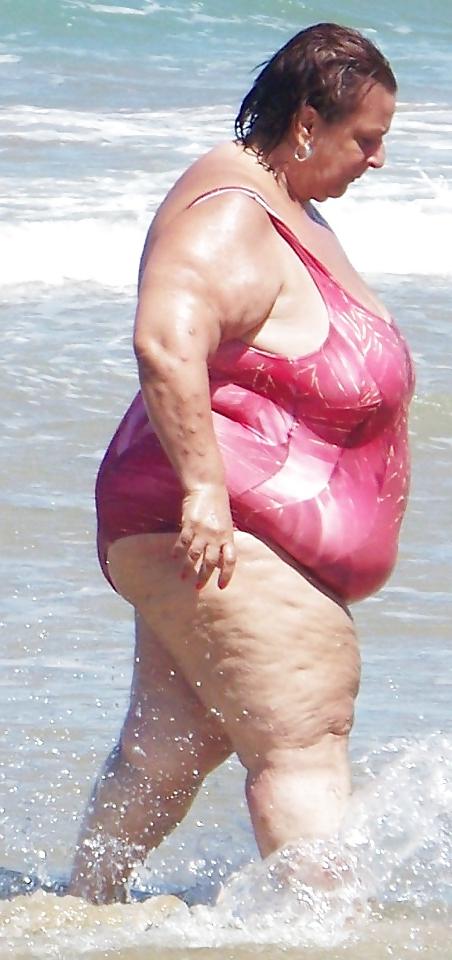 25P Mature women in bikinis 