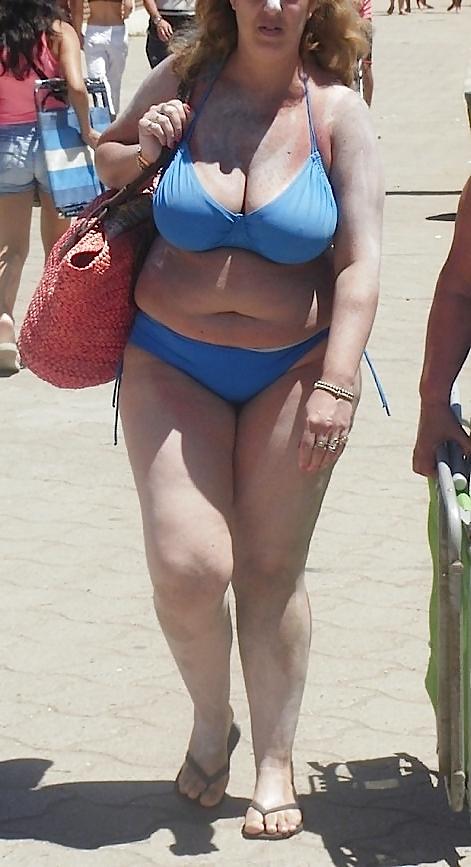 25P Mature women in bikinis 