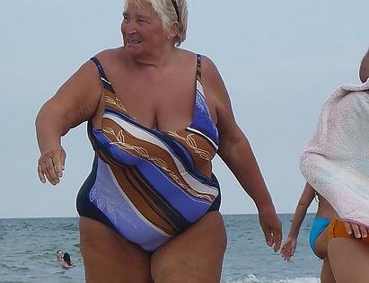 25P Mature women in bikinis 