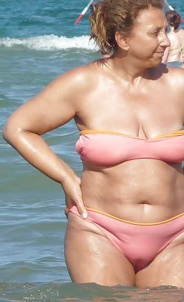 25P Mature women in bikinis 