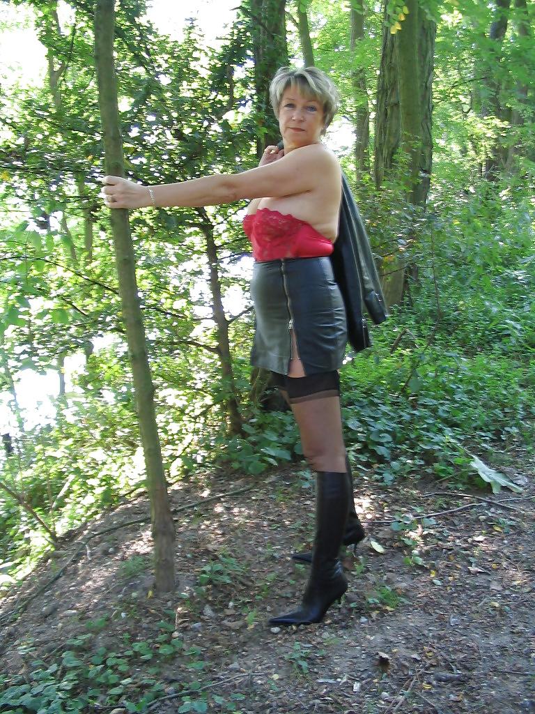 25P G I L F 82 ( in leather skirt )
