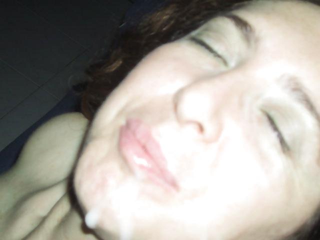 25P Jeune femme a belle poitrine exhibitionniste