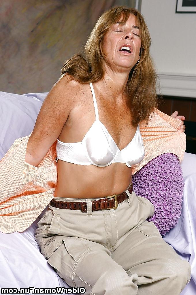 16P Tanned mom Shana from OlderWomanFun