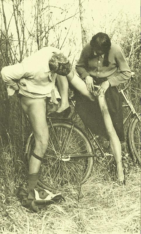 16P Vintage lady's & Bicycles-num-001