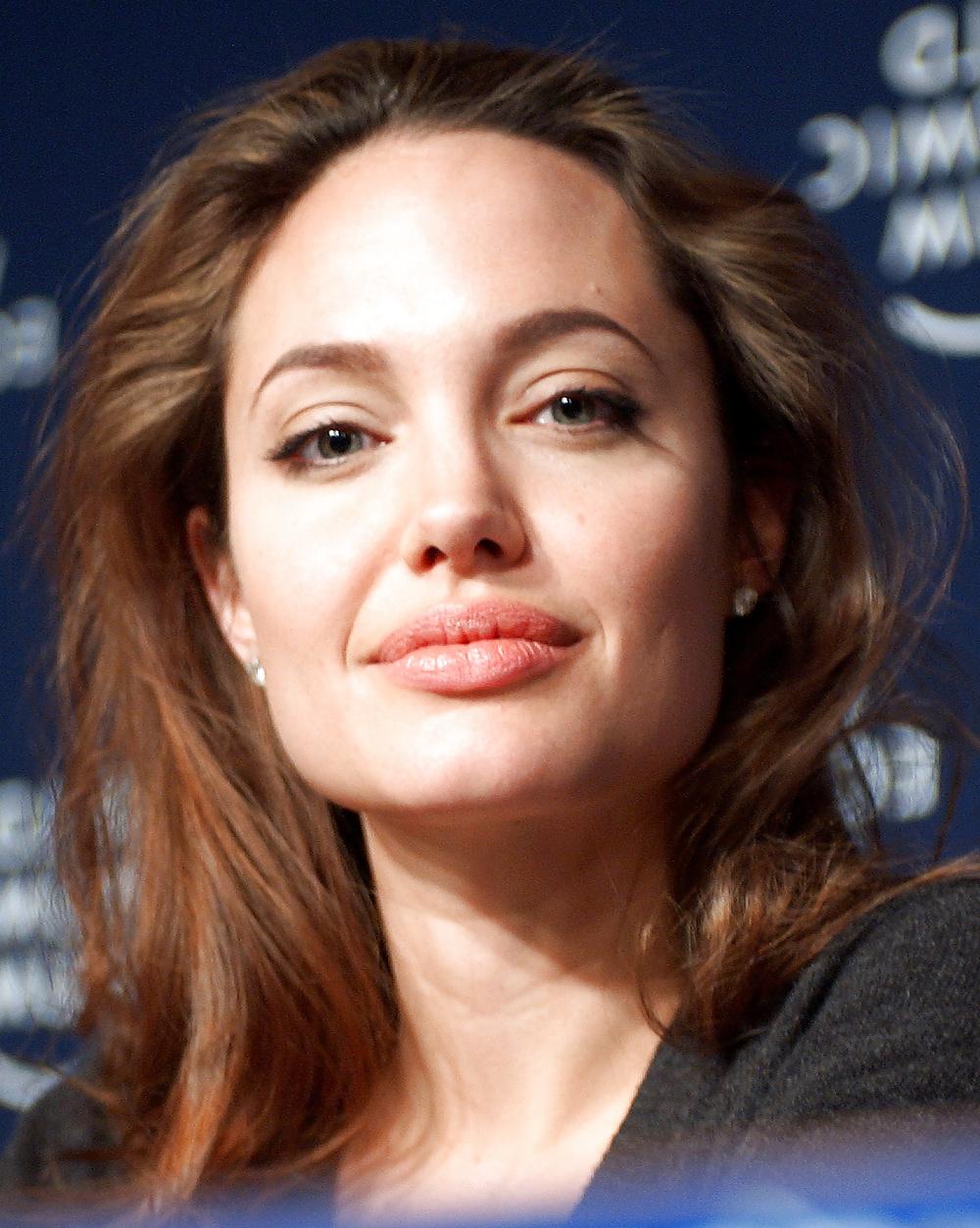 25P Angelina Jolie (Non porn)