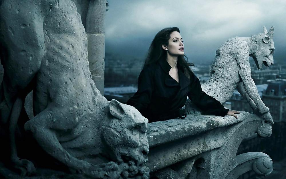 25P Angelina Jolie (Non porn)