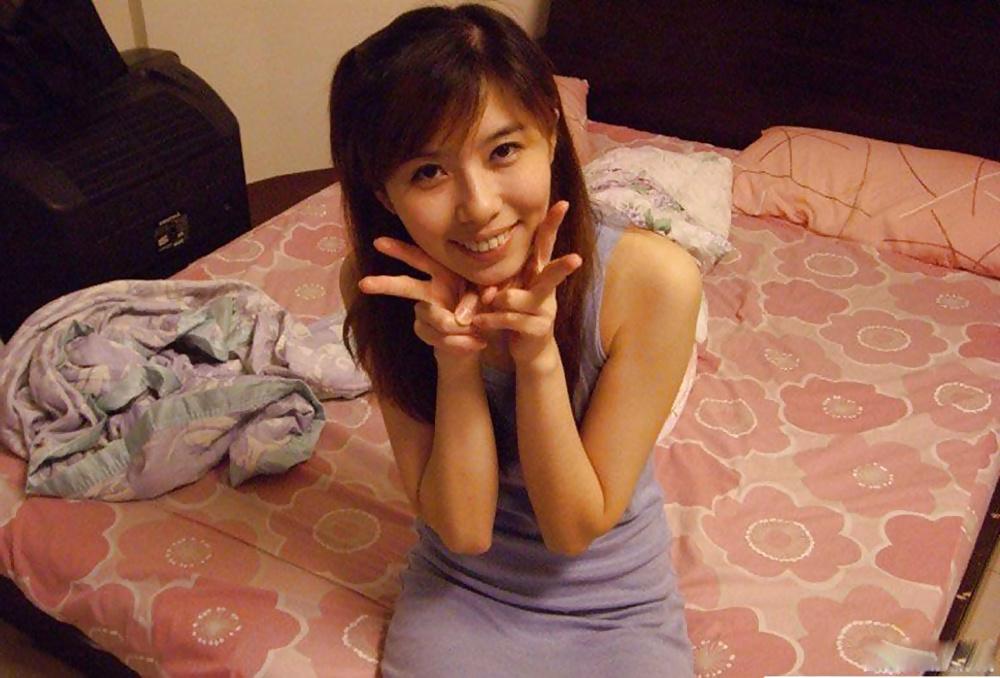 25P Playful Taiwanese Chick