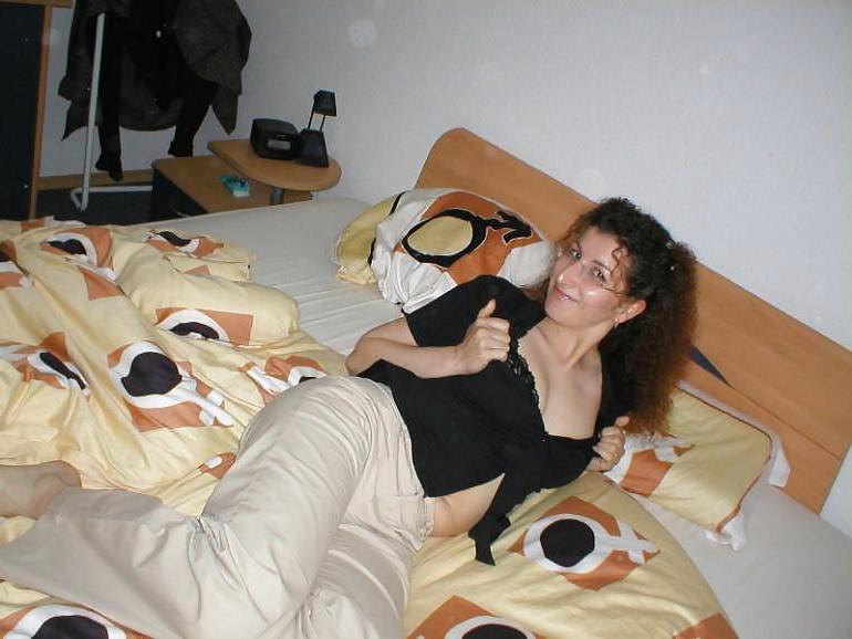 25P Sweet Amateur posing and blowing