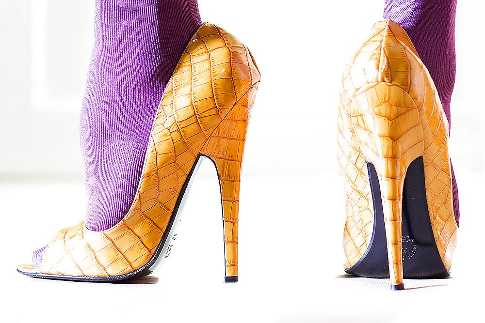 20P Extreme high heels and purple stocking
