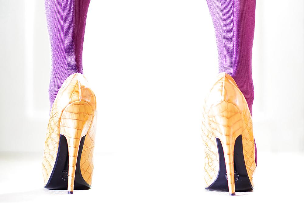 20P Extreme high heels and purple stocking