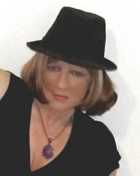 25P DEBBIE HEART TV POSING