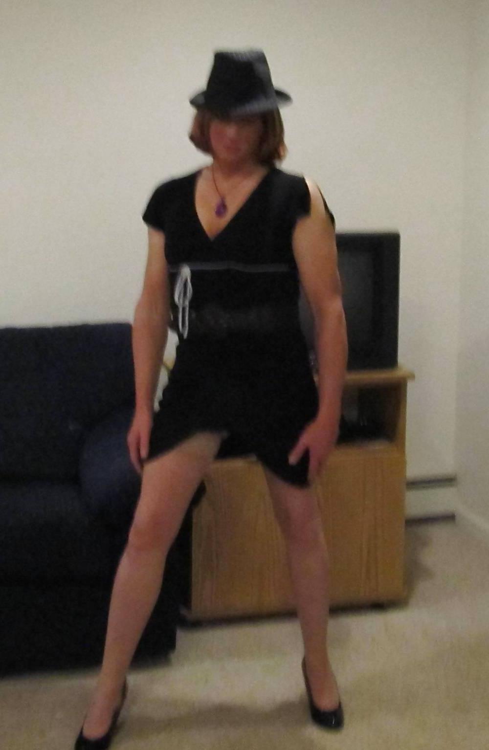 25P DEBBIE HEART TV POSING