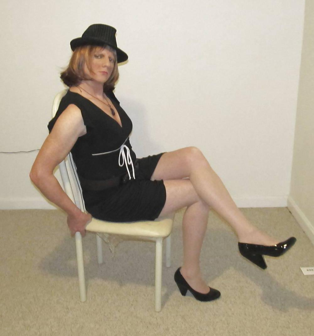 25P DEBBIE HEART TV POSING
