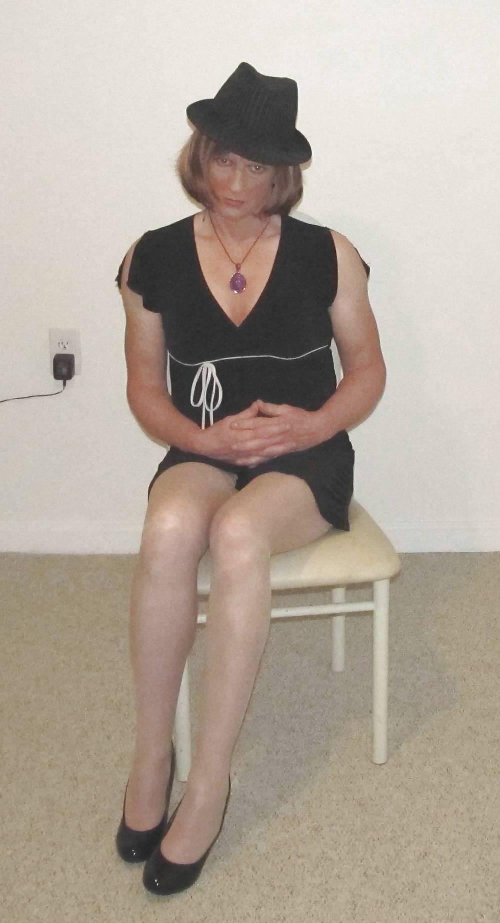 25P DEBBIE HEART TV POSING