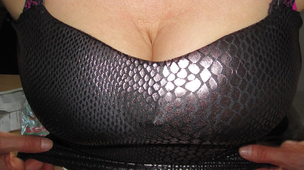 25P Mature in shiny nylons and heels