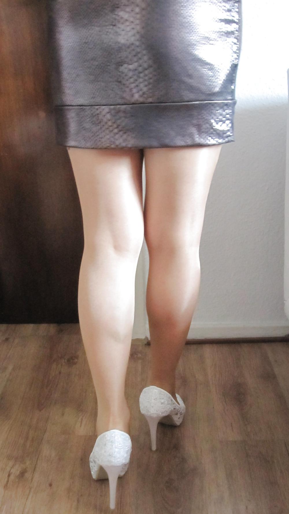 25P Mature in shiny nylons and heels