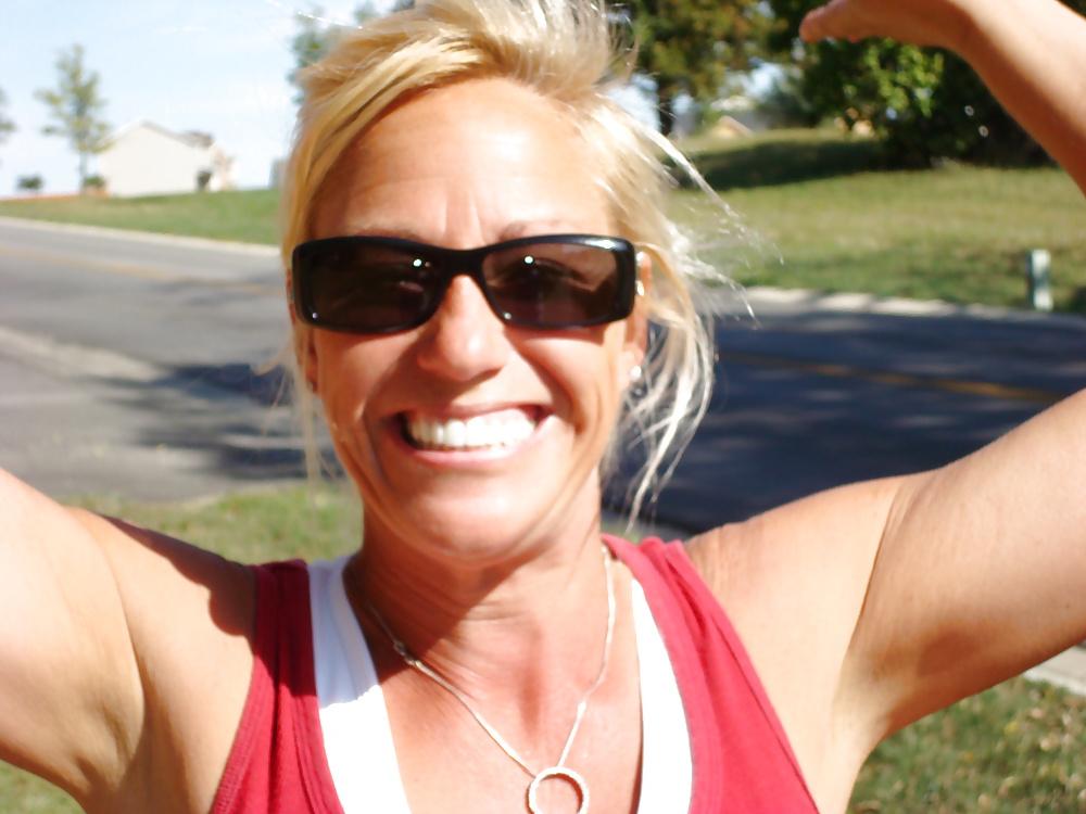 25P Older Exhibitionist Woman Still Has it