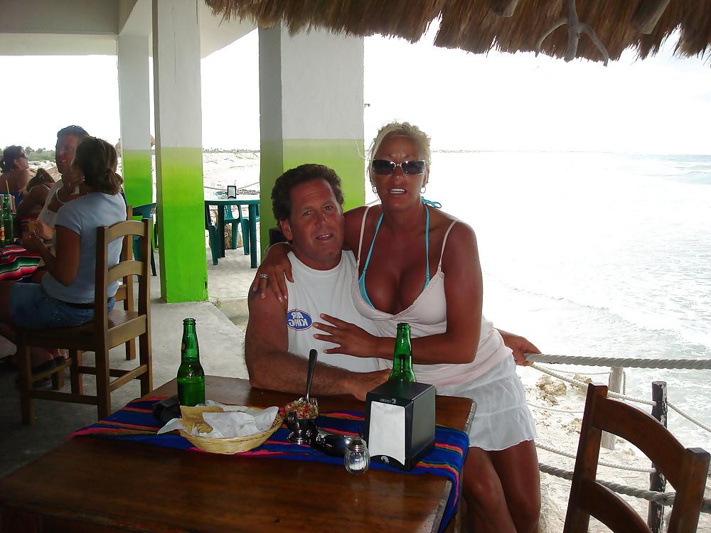 25P Older Exhibitionist Woman Still Has it