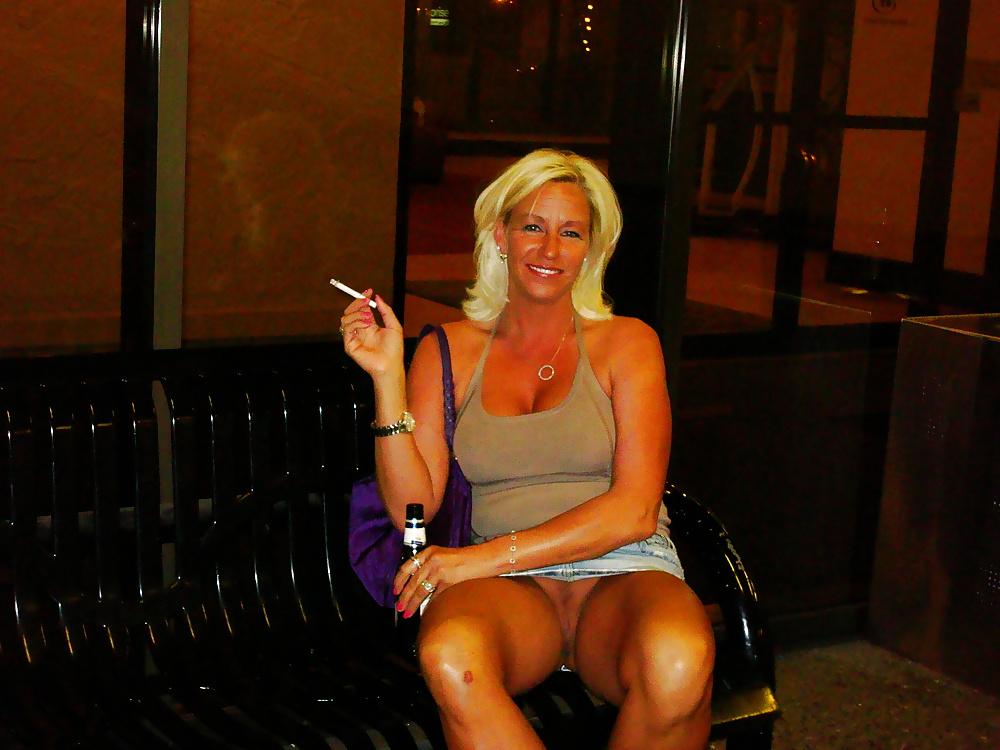 25P Older Exhibitionist Woman Still Has it