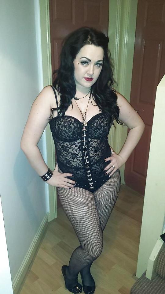 15P Irish goth pin up girl from Galway