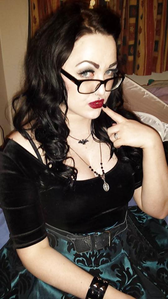15P Irish goth pin up girl from Galway