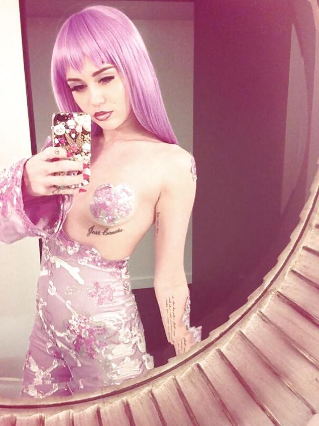 13P 12 REVEALING CELEBRITY HALLOWEEN COSTUMES