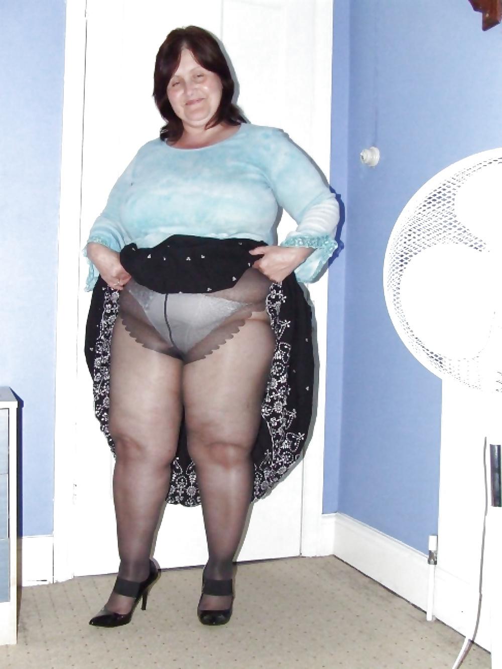 25P Mature ladies looking hot in pntyhose !!!!
