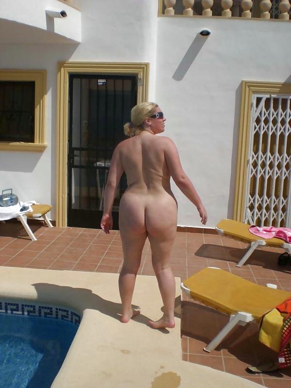 20P Playing in the pool