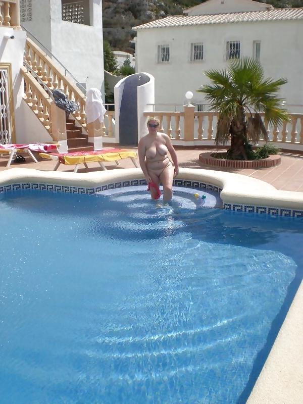 20P Playing in the pool