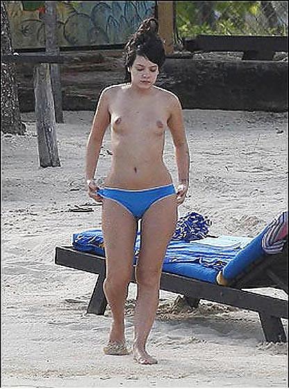 14P Celebrity Flashes and Nudes