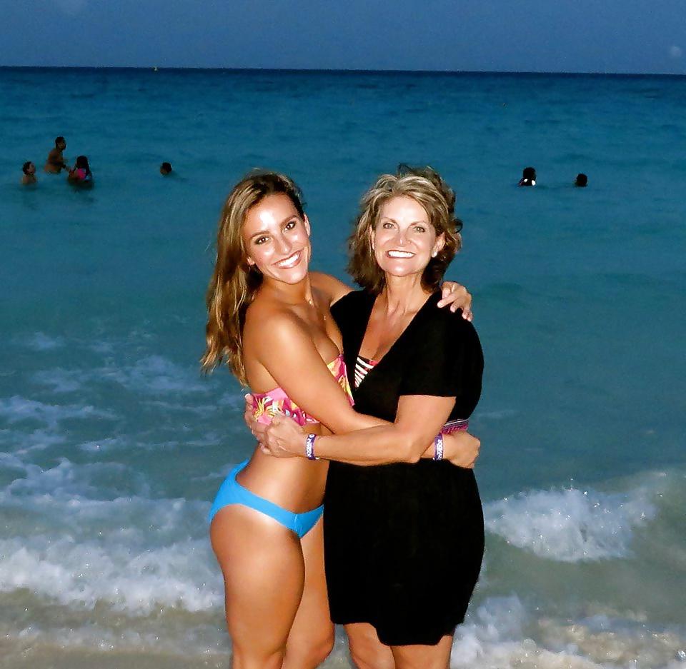 25P Facebook teen babes 20 girls posing with their real moms