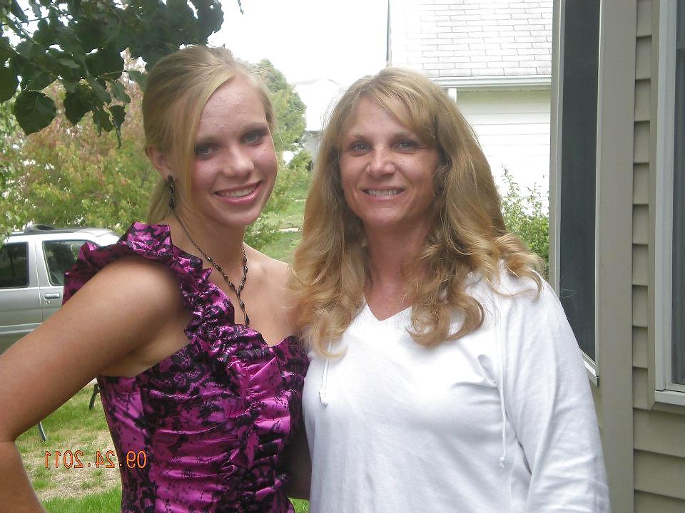 25P Facebook teen babes 20 girls posing with their real moms